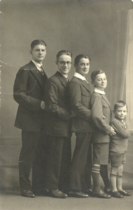 501253 Groepsportret van de kinderen van Jan Koster en Elizabeth Koster van Gessel te Utrecht, met van links naar ...